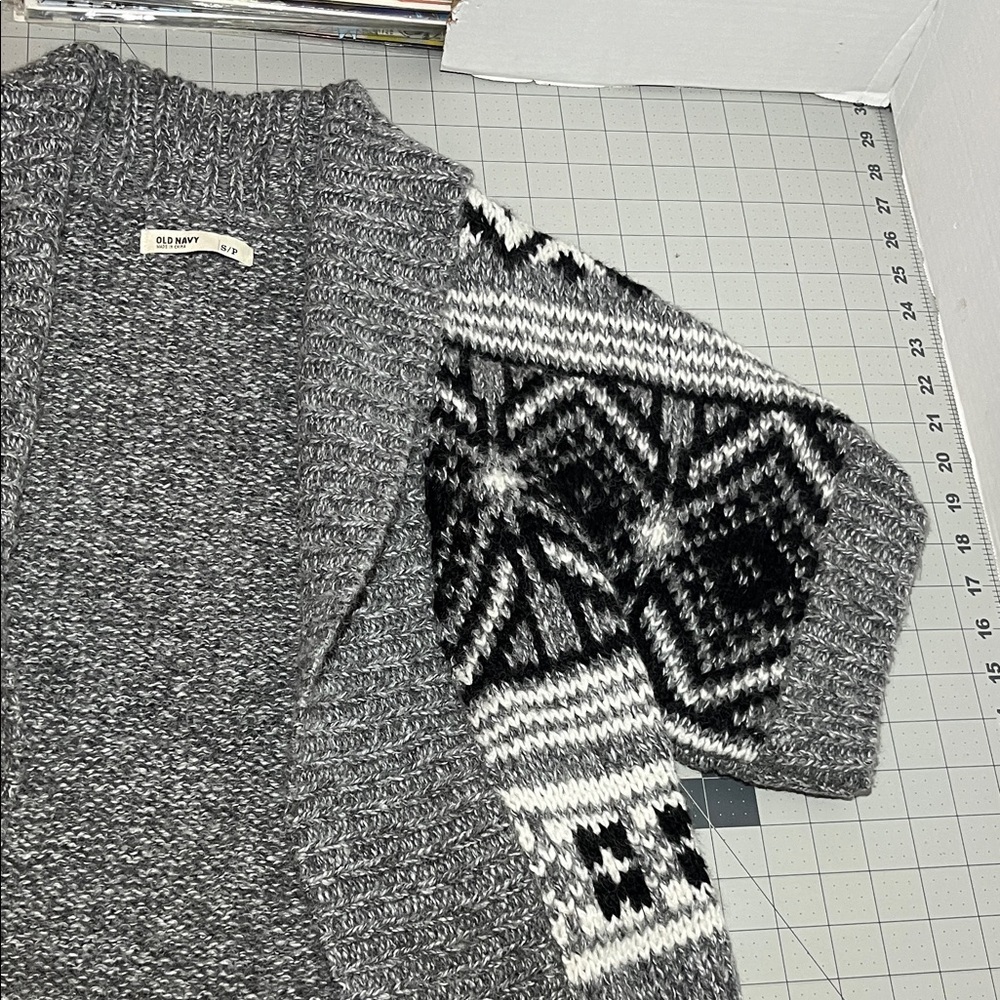 Old Navy Gray and Black Patterned Cardigan - Picture 4 of 7